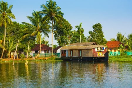 Kerala Backwaters: India’s Most Enchanting Waterway Experience (Complete Travel Guide)