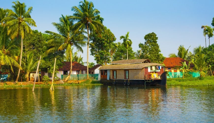 Kerala Backwaters: India’s Most Enchanting Waterway Experience (Complete Travel Guide)